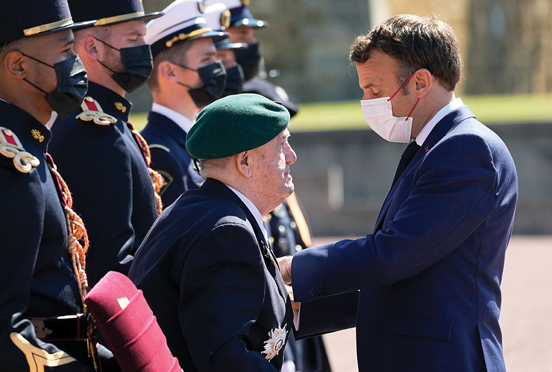 Macron commémore l'appel du 18 juin avec deux illustres vétérans