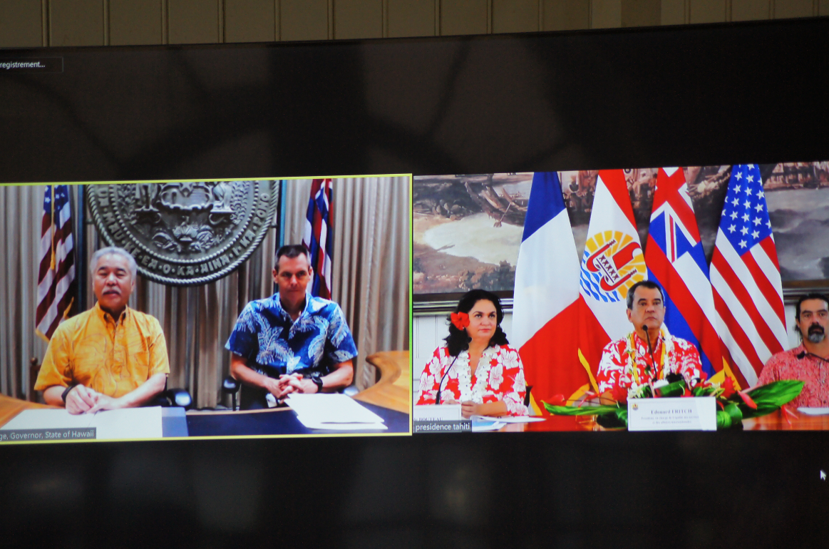 Le gouverneur de Hawaii, David Ige et le p-dg de Hawaiian Airlines, Peter Ingram, en visioconférence avec le président Fritch.