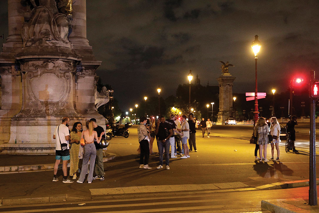Avec la fin du couvre-feu en France, le retour à la nuit d'avant