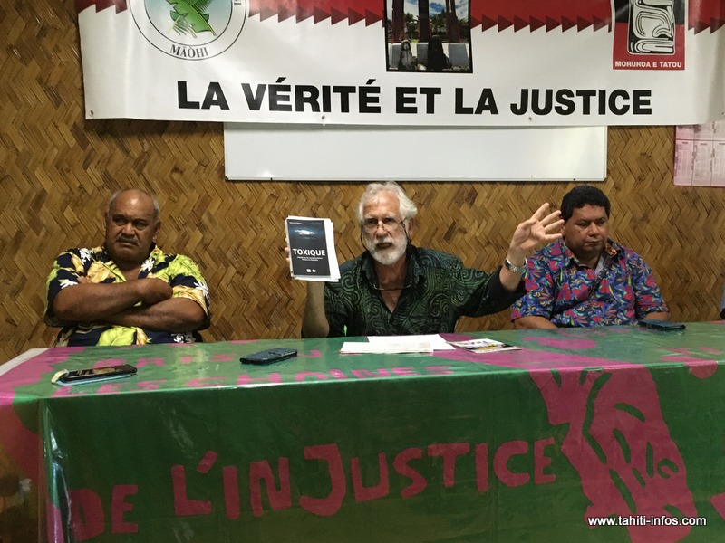 Hirohiti Tefaarere, le président de Moruroa e Tatou, mardi aux côtés des pasteurs Tapati et de François Pihaatae, le président de l’Église protestante Mā’ohi.