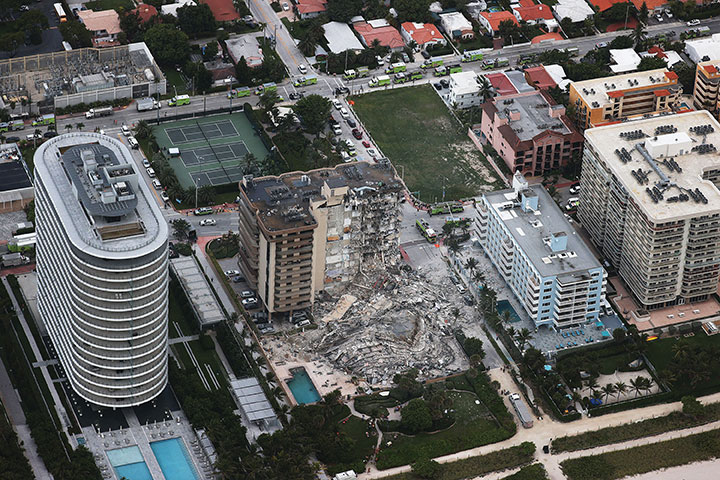 Effondrement spectaculaire d'un immeuble en Floride: un mort, des dizaines de disparus