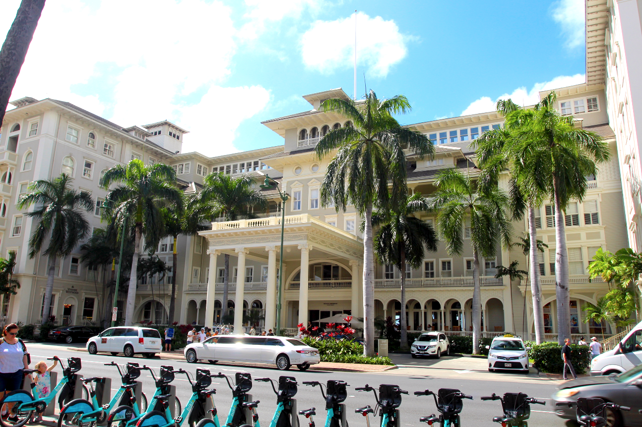 La façade de l’hôtel aujourd’hui, désormais baptisé “Moana Surfrider, A Westin Resort & Spa” ; une appellation bien compliquée. Pour tous, il reste le Moana...