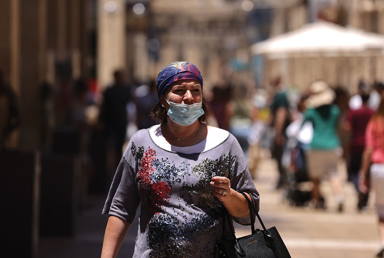 Covid: restrictions en Australie, Israël rétablit le masque en intérieur