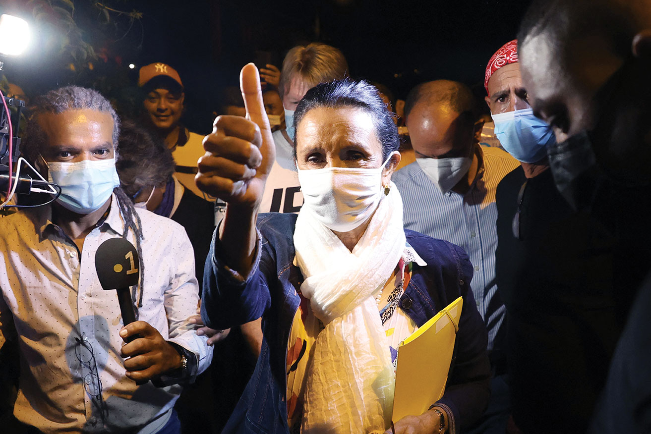 Tête de la liste d'union de la gauche élue à la tête de La Réunion, seule région qui a basculé dimanche, Huguette Bello, 71 ans, a derrière elle quatre décennies de carrière politique.