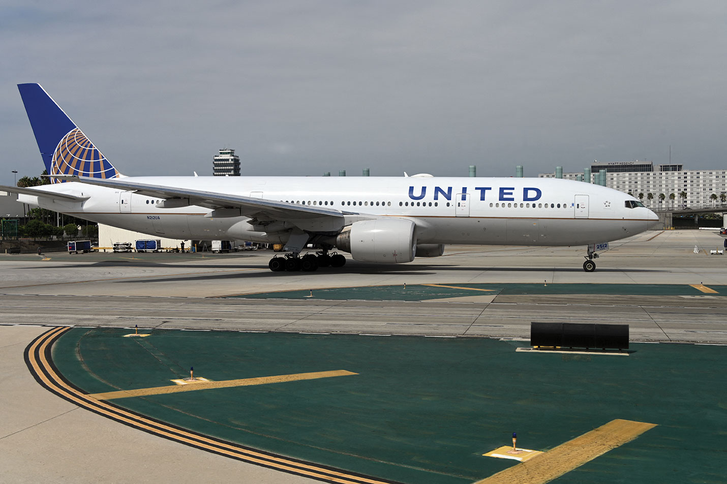 United Airlines, pariant sur la reprise des vols, passe une commande géante d'avions