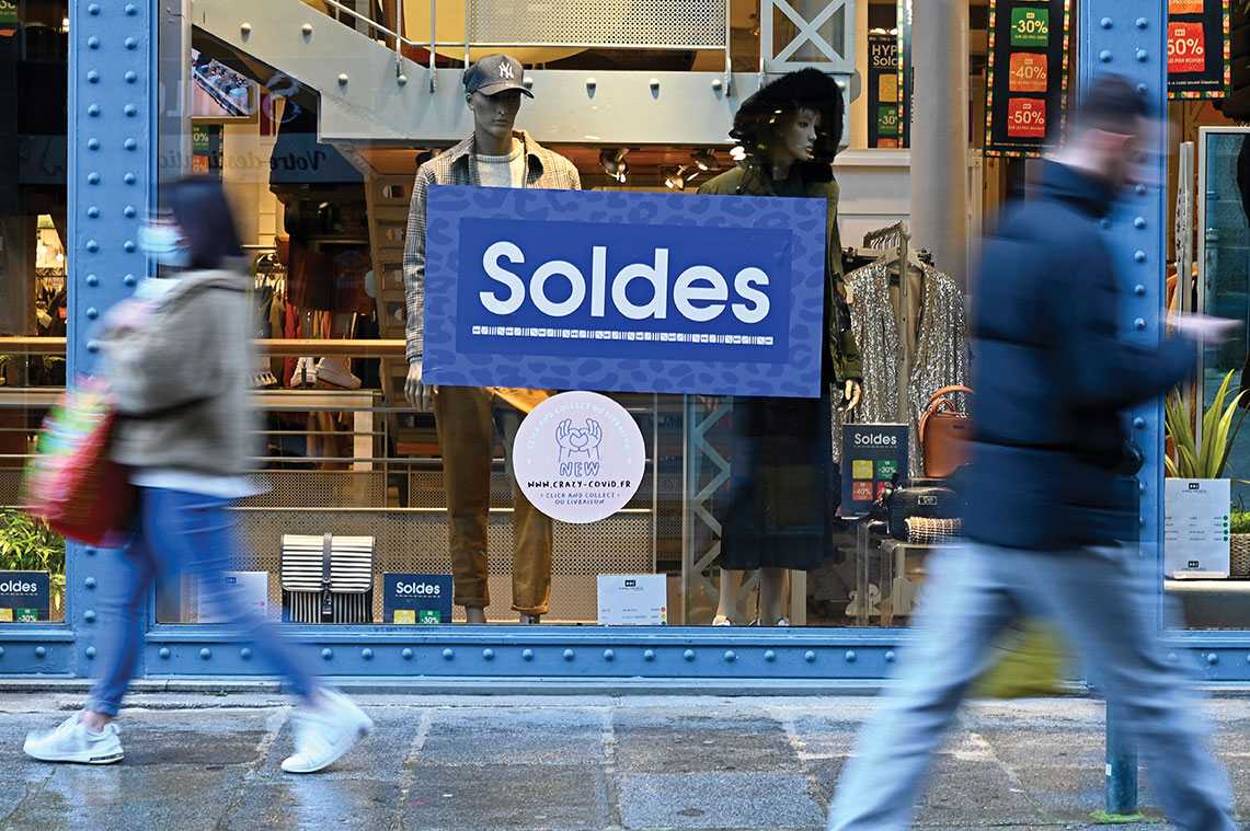 Fin des jauges dans les cinés et magasins mais le variant Delta inquiète