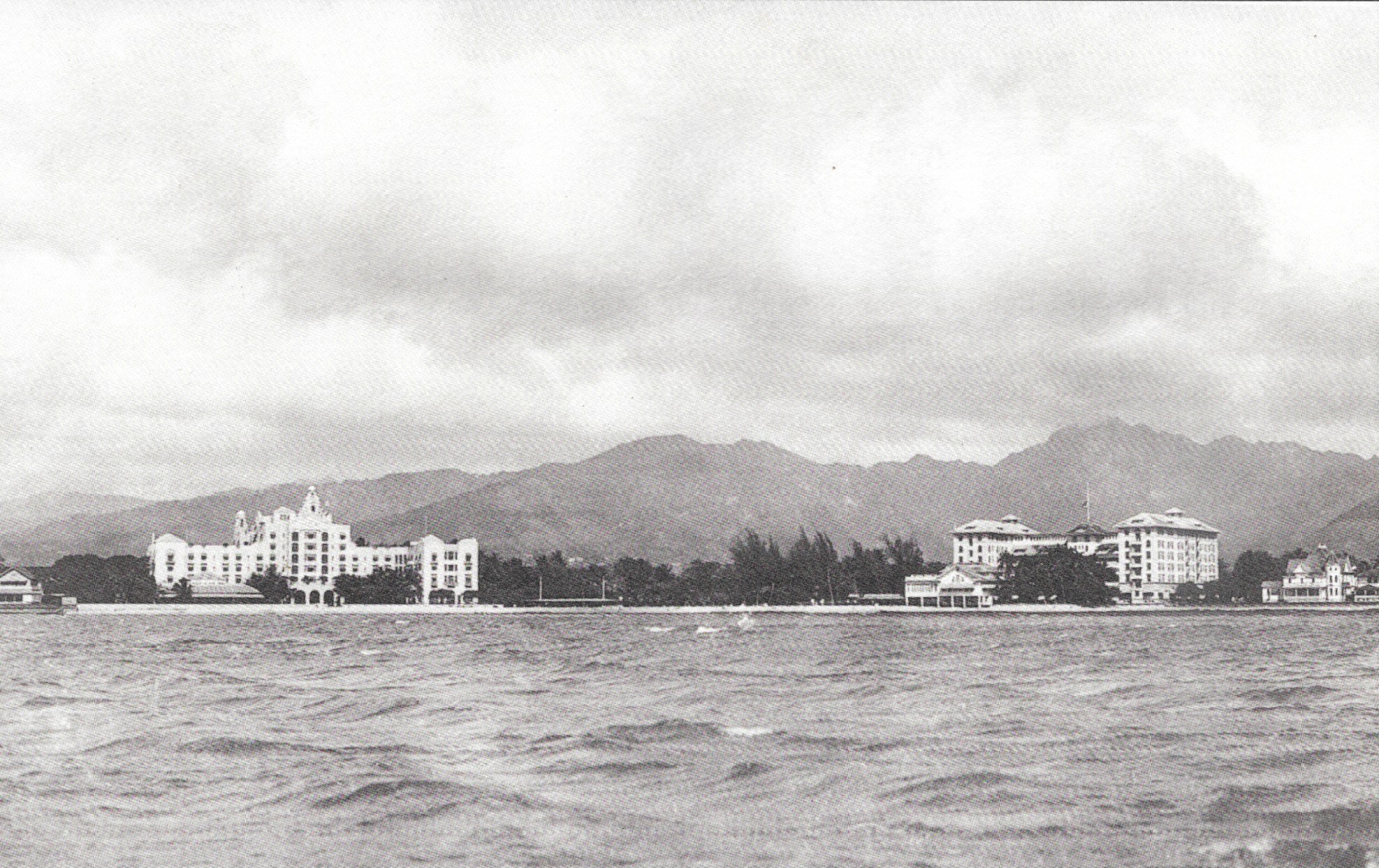 Cette carte postale ancienne représente Waikiki en 1940. A gauche, le Royal Hawaiian, à droite le Moana et au milieu, une forêt de aito et quelques cocotiers...