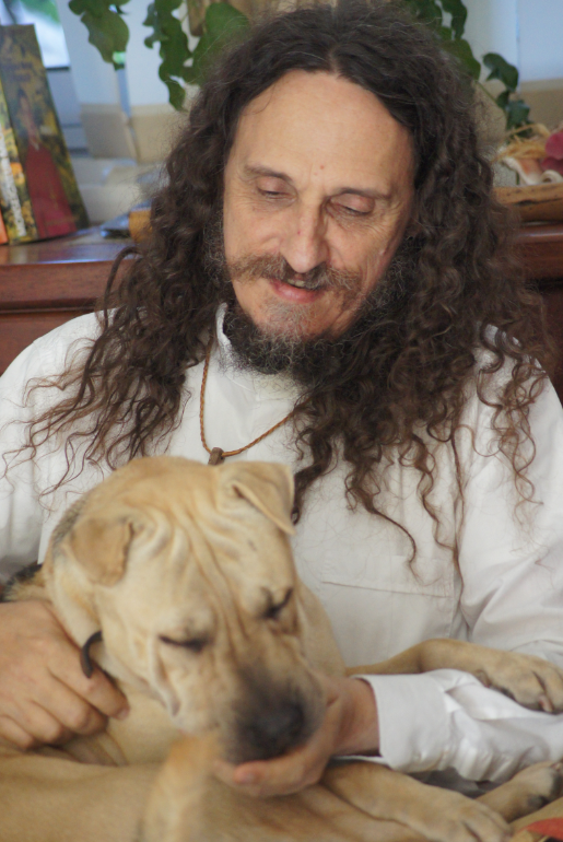 Outre les SDF, Père Christophe prend aussi le temps de recueillir un chien errant qu'il a baptisé Cathédrale. Crédit photo : EC