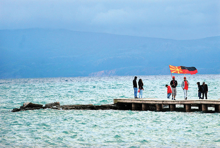 "Parti en sucette": le combat pour sauver le plus vieux lac d'Europe