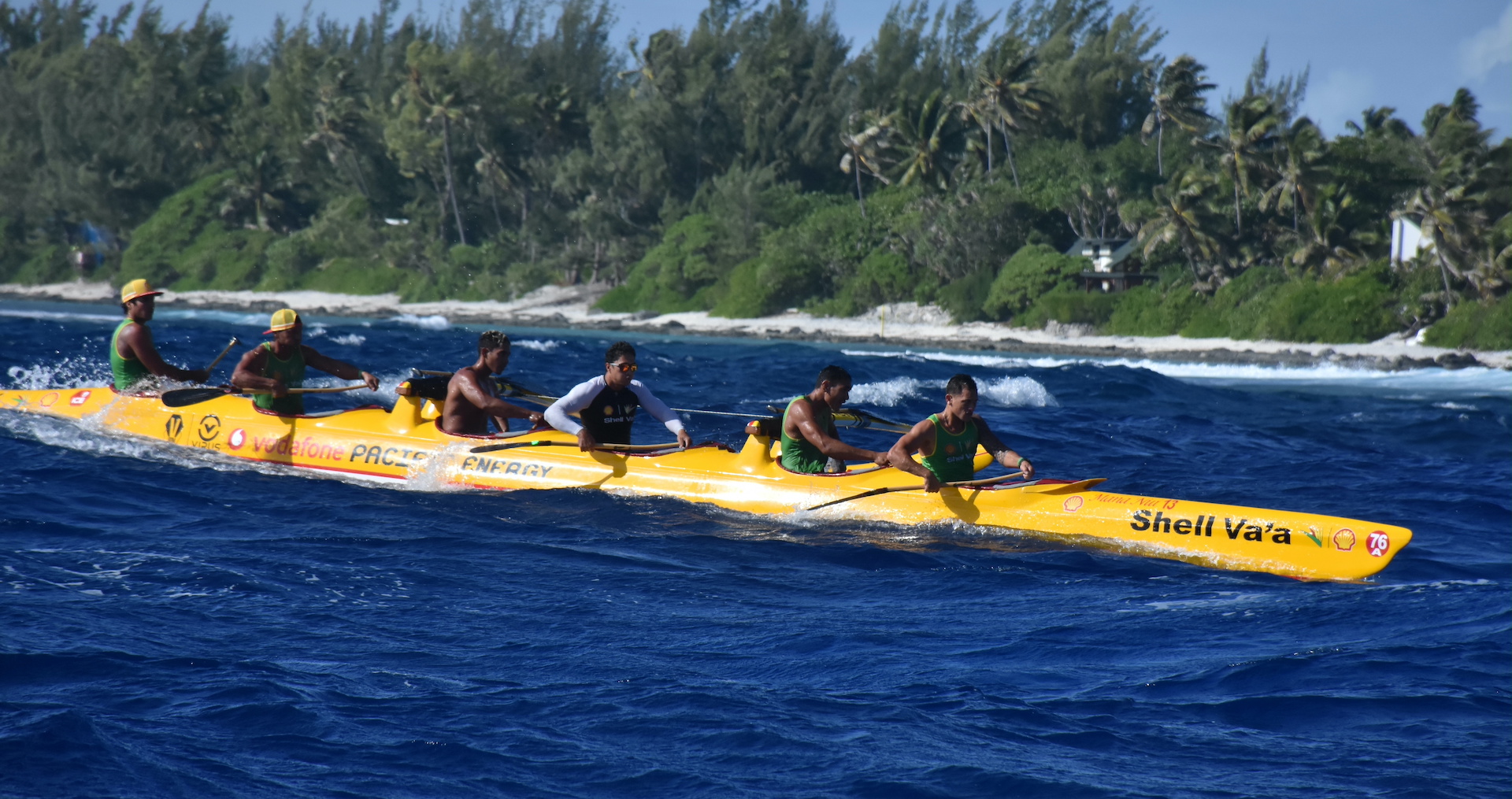 David Tepava et Iorama Teahu, les peperu de l'équipage au coquillage, ont profité des bonnes conditions sur la côte-nord de Moorea, pour s'offrir une belle session de surf.