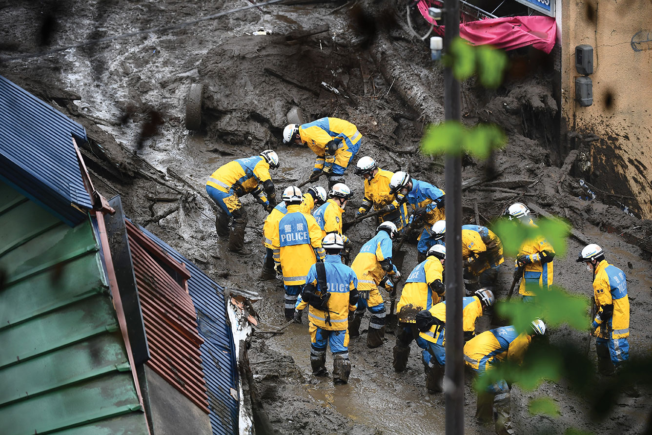 Au Japon, les secouristes cherchent des survivants après la coulée de boue