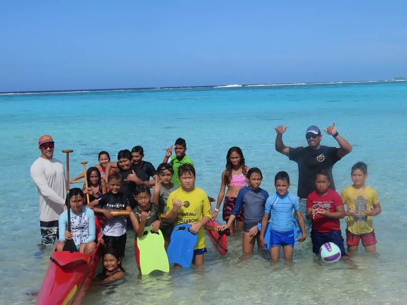 Dans l'eau de Temae pour apprendre et s'amuser