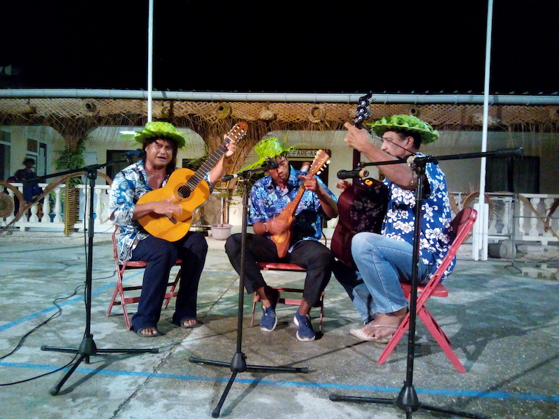 Hao se met au son des chants kaina