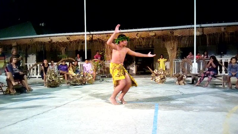 Un timide concours de danse solo à Hao