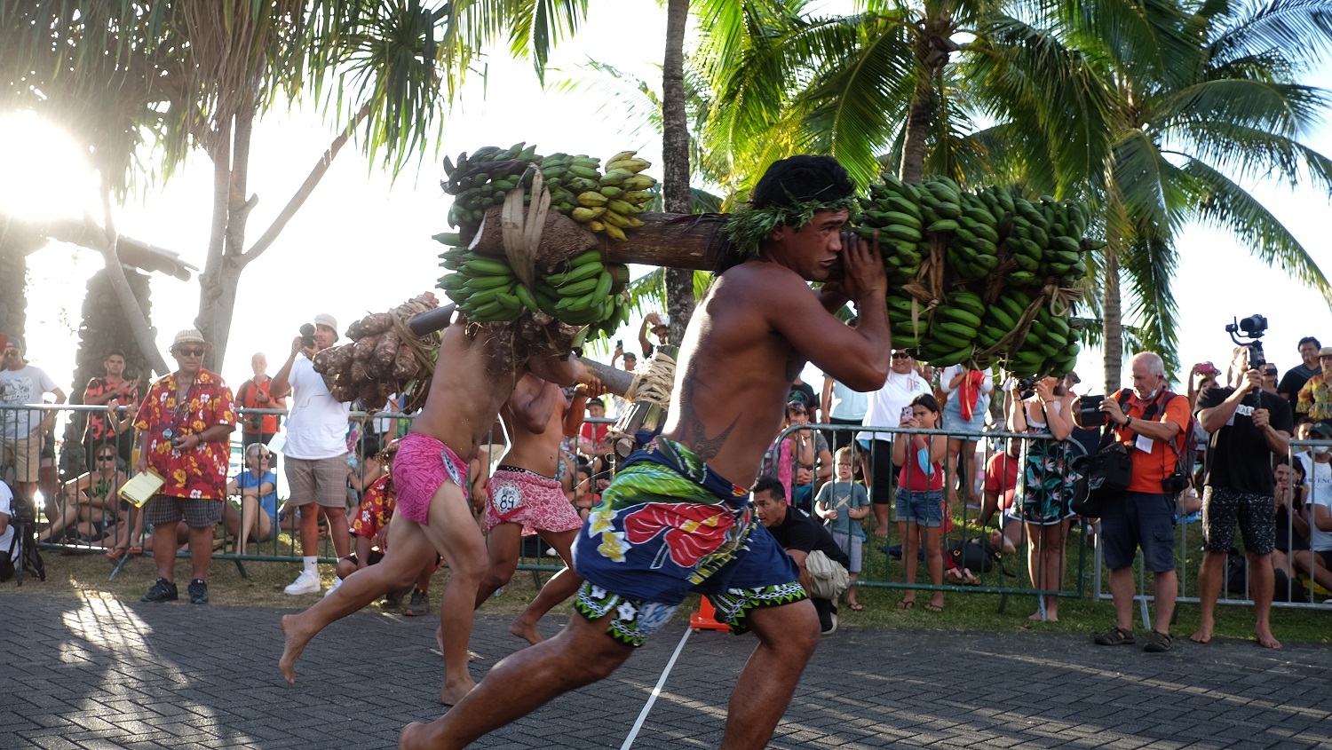 Les athlètes de la catégorie "Aito" devait transporter une charge de 50 kg et réaliser un tour et demi des jardins de Paofai.