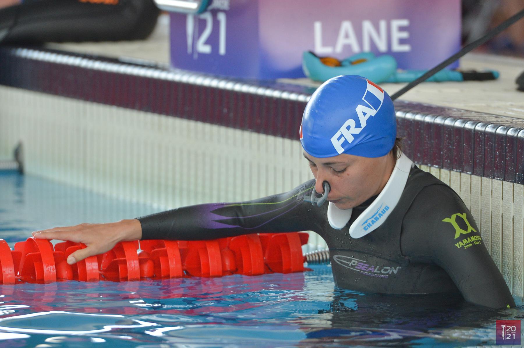 "Je suis évidemment super contente de mes performances, d'autant plus que j'ai réalisé des sorties propres. C'est-à-dire que je n'ai eu aucune perte de contrôles moteurs, qu'on appelle 'Samba', après mon apnée, ni aucune syncope", a indiqué la jeune femme. (photo : CMAS World Free Diving)