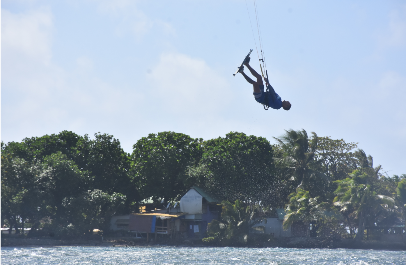 Les kite s'envoient en l'air à Hitimahana
