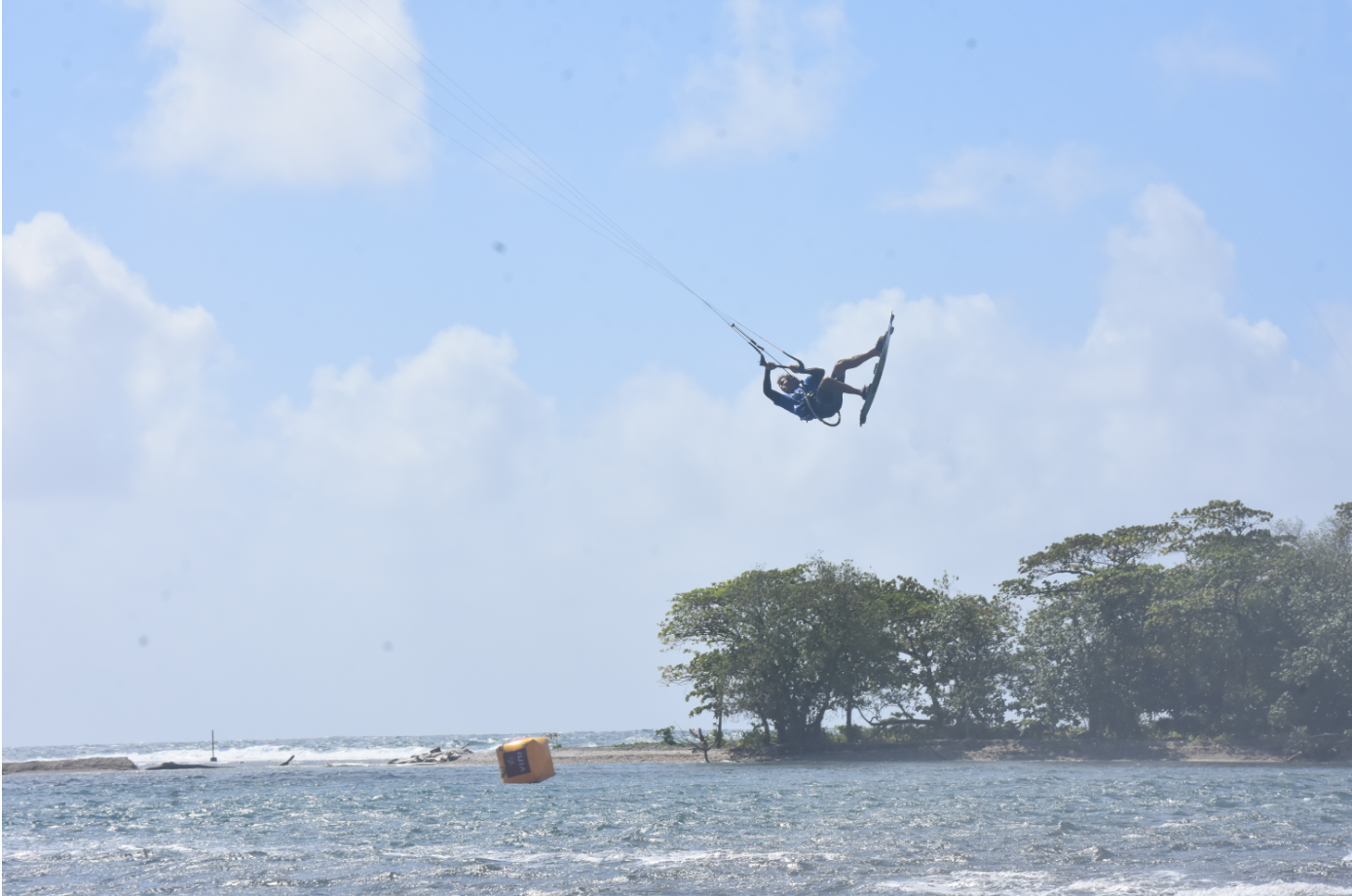 Les kite s'envoient en l'air à Hitimahana