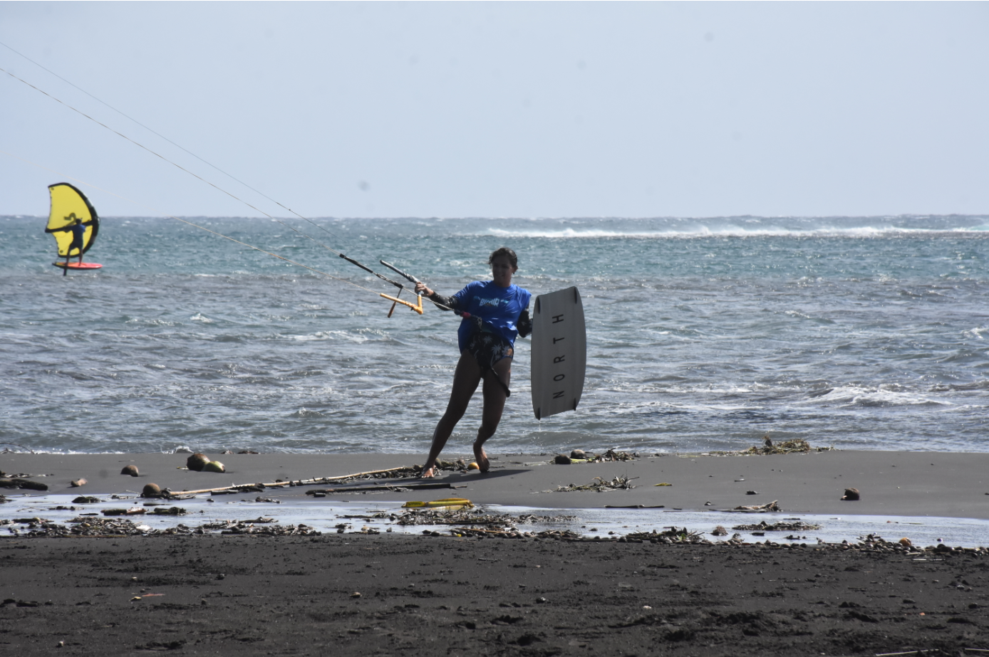 Les kite s'envoient en l'air à Hitimahana