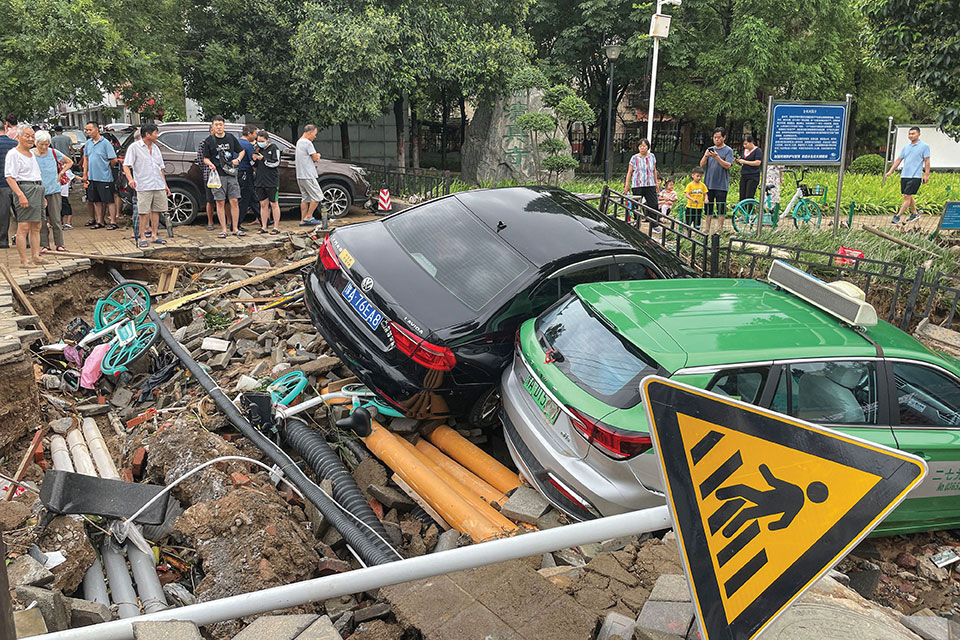 Chine: des intempéries record font 25 morts et engloutissent un métro