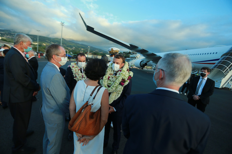 L'incident a eu lieu peu de temps après l'arrivée du Président Emmanuel Macron en Polynésie, mais loin du chef de l'Etat à l'extérieur de l'aéroport à Faa'a.