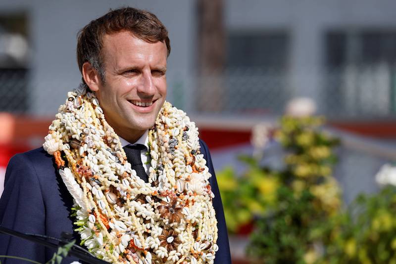 Emmanuel Macron avance son départ de Polynésie à mardi soir