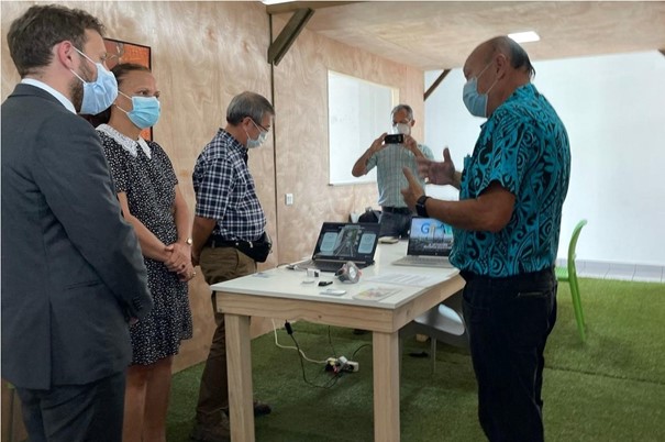 Un conseiller d’Emmanuel Macron visite la Polynesian Factory
