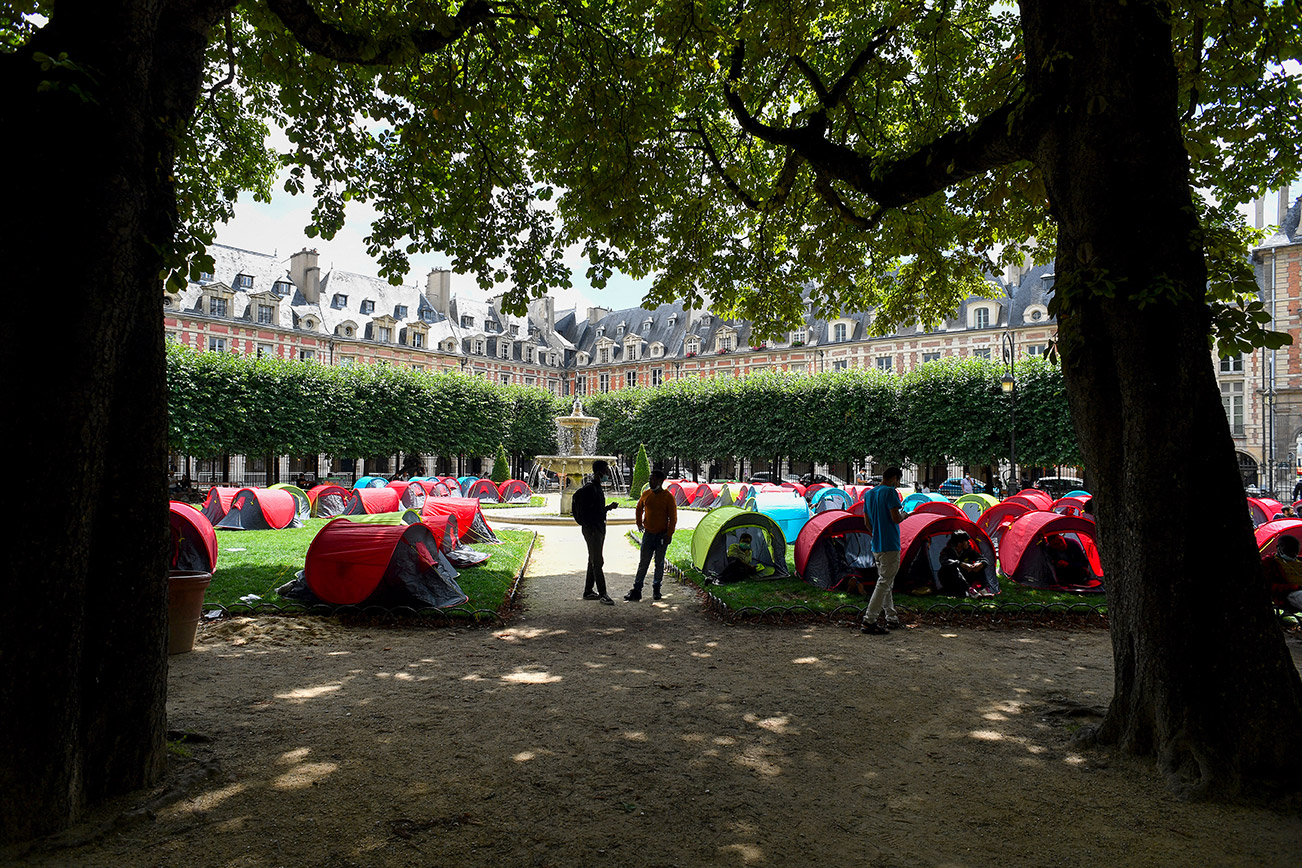 Environ 400 sans-abri s'installent sous des tentes place des Vosges à Paris