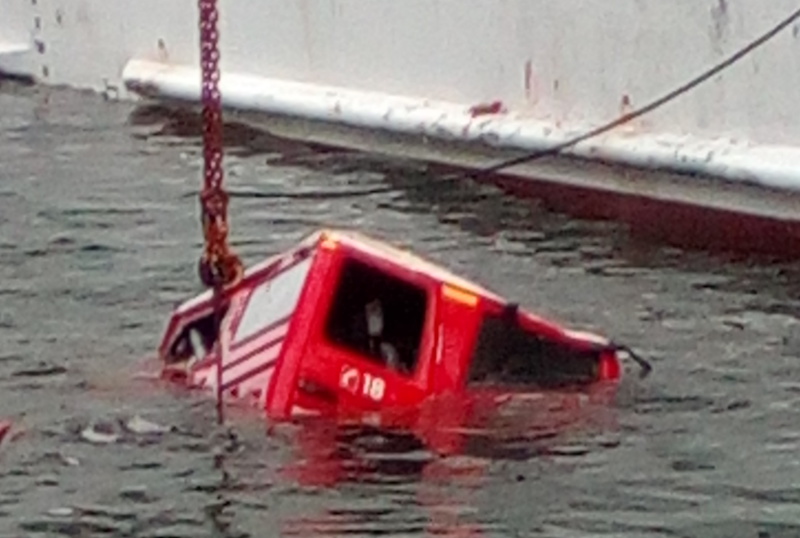 Avec l'aide des plongeurs du club Marquises diving, le véhicule fixé à un cable a pu être hissé hors de l'eau.