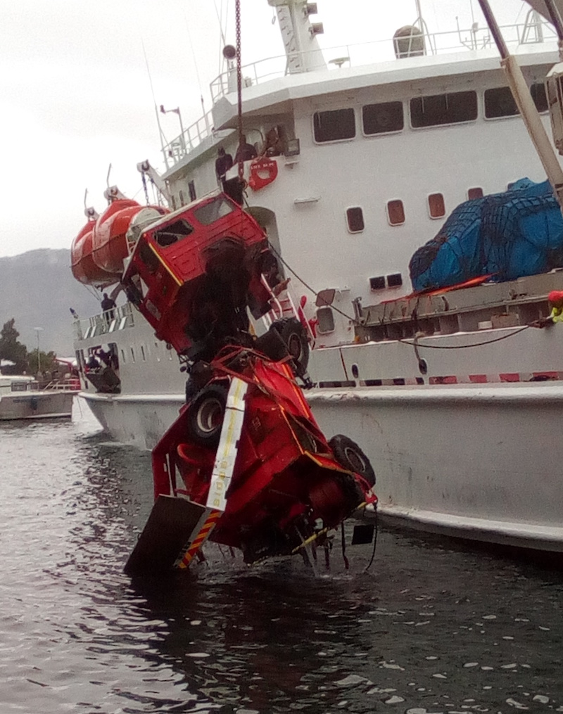 Fixé à un câble, le véhicule a été hissé sur le quai par la grue du Tahiti Nui.