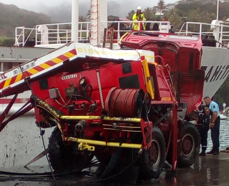 Le camion qui était sous un mètre de vase, a subi plusieurs chocs notamment contre la coque du navire.