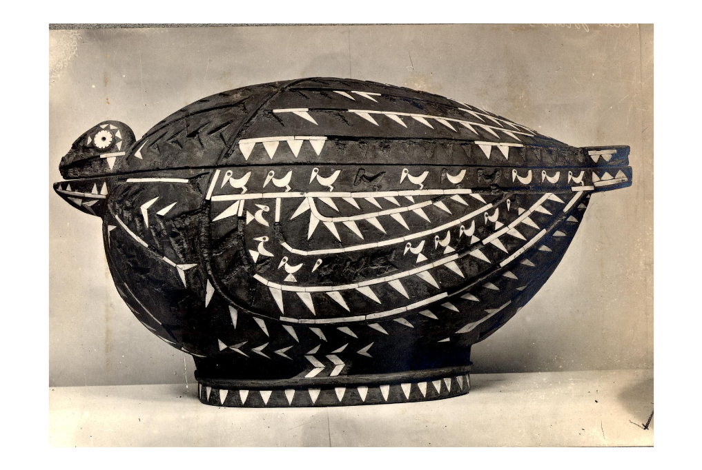 Le British Museum possède une magnifique collection d’objets, comme ce bol en bois incrusté de nacre, en provenance de la collection ramenée par le capitaine Wilson.