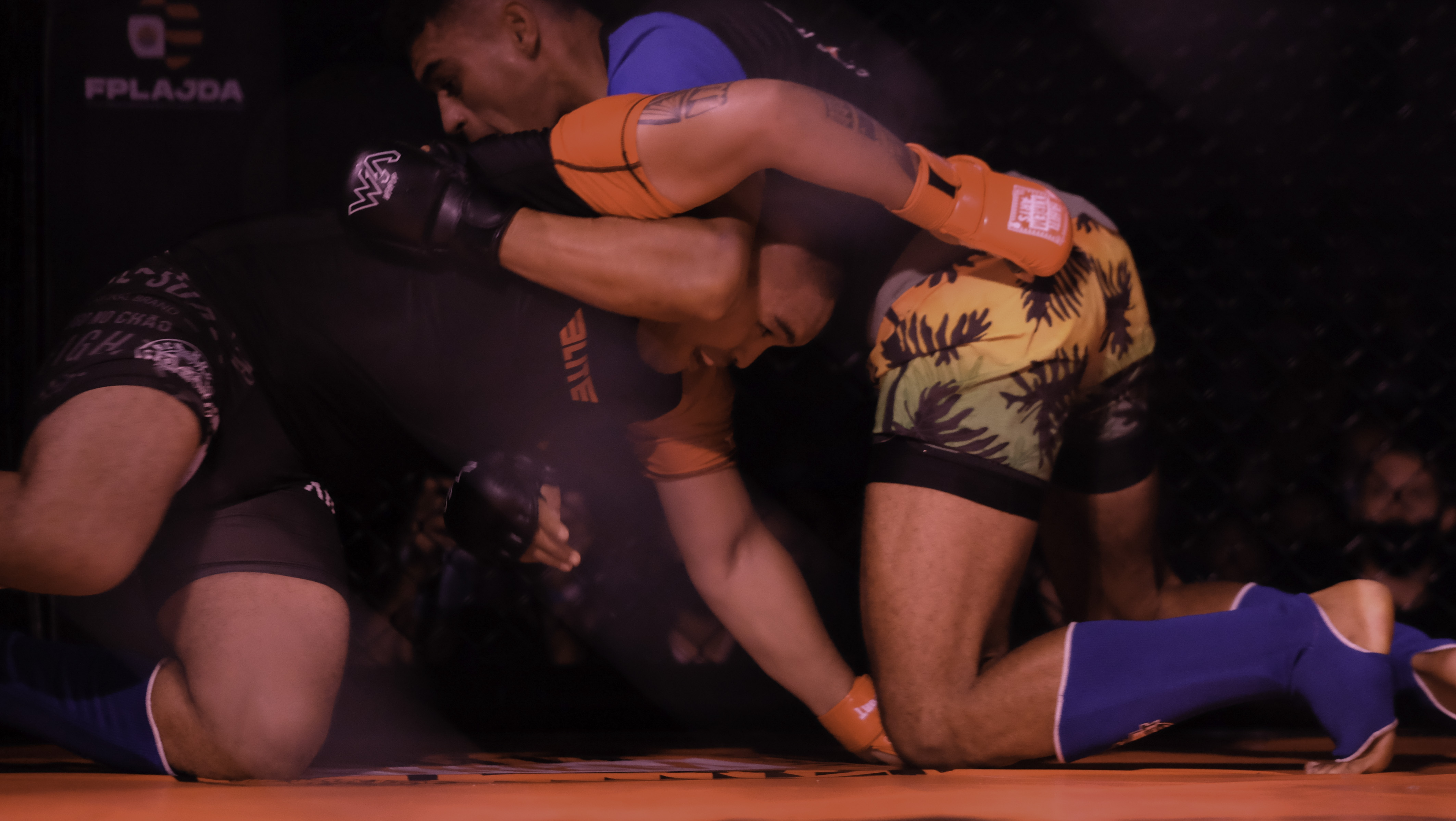 Teiki Nauta (en rouge) avait remporté en juin le main event de la première soirée de MMA face à Ragitea Kainuku.