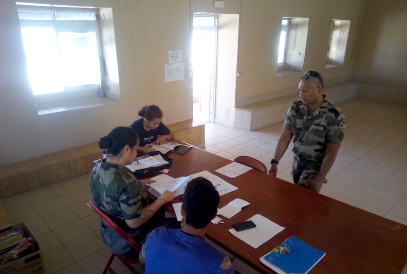 Marsouin Aimée, de la cellule recrutement du RSMA et caporal-chef Franck, ont pendant trois jours, rencontré des jeunes de Hao venus s'informer sur les perspectives offertes par le régiment.