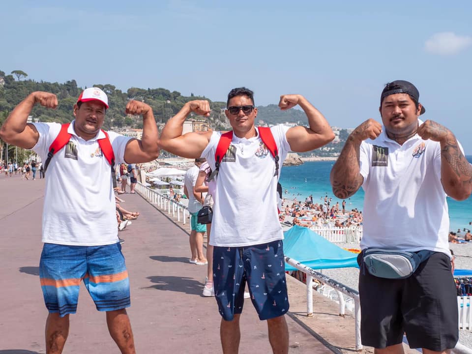 (de gauche à droite) Eriatara Ratia, Tepa Teuru et Tauraatea Teua. (©Wrestling Tahiti Inc.)