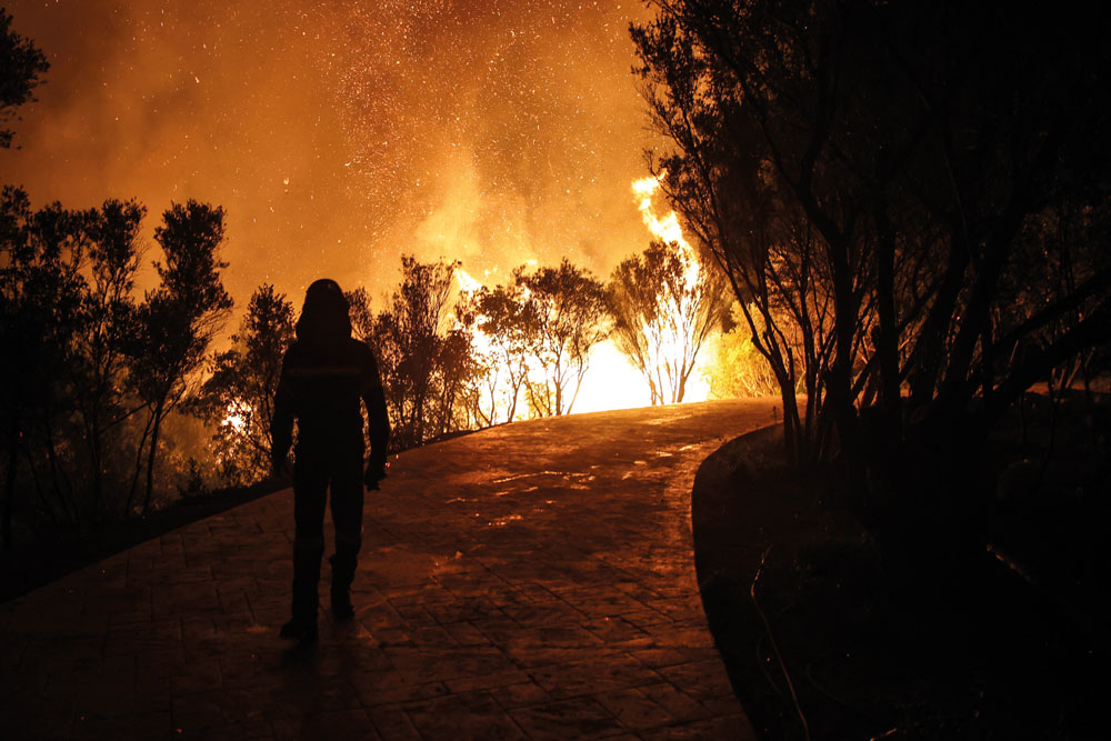 Le mont Parnès en proie aux flammes près d'Athènes
