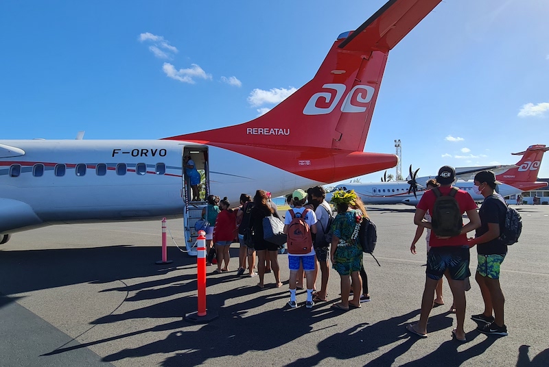 Mardi après-midi, certains élèves de Rangiroa quittaient l'atoll pour rejoindre leur lycée à Tahiti pour la rentrée scolaire. Ils ont tous été testés au centre médical avant leur départ.