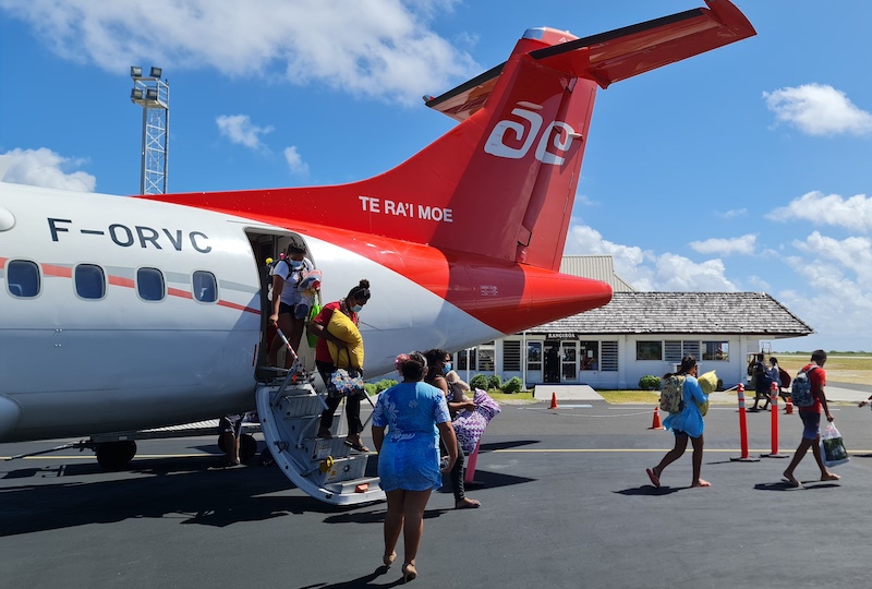 Mardi matin, les élèves de Niau arrivaient à Rangiroa sur un vol Air Tahiti pour la rentrée scolaire. Ils ont été testés avant d'embarquer.