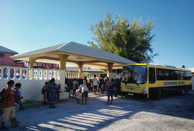 En raison de la situation sanitaire, les parents n'étaient pas autorisés à rentrer dans l'école en ce jour de rentrée scolaire.