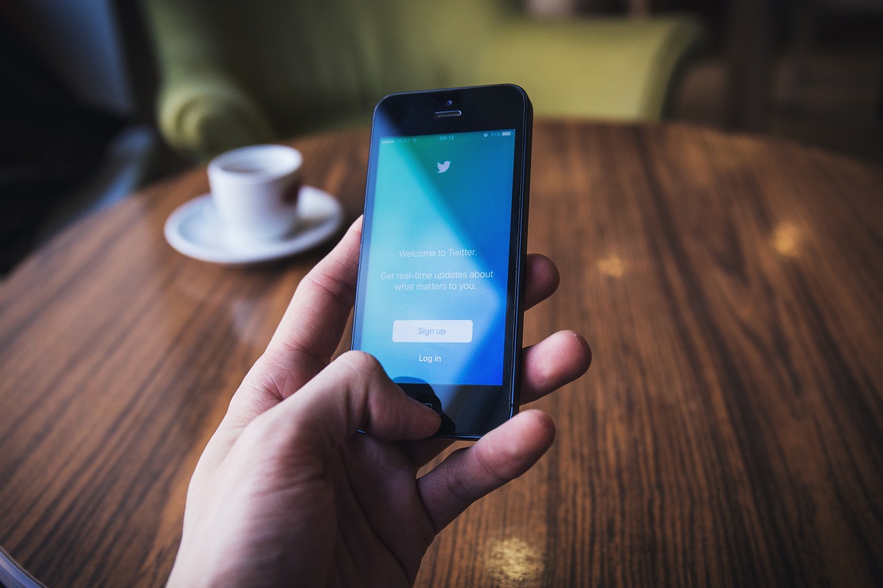 Désinformation: Twitter veut que ses usagers signalent les messages "trompeurs"