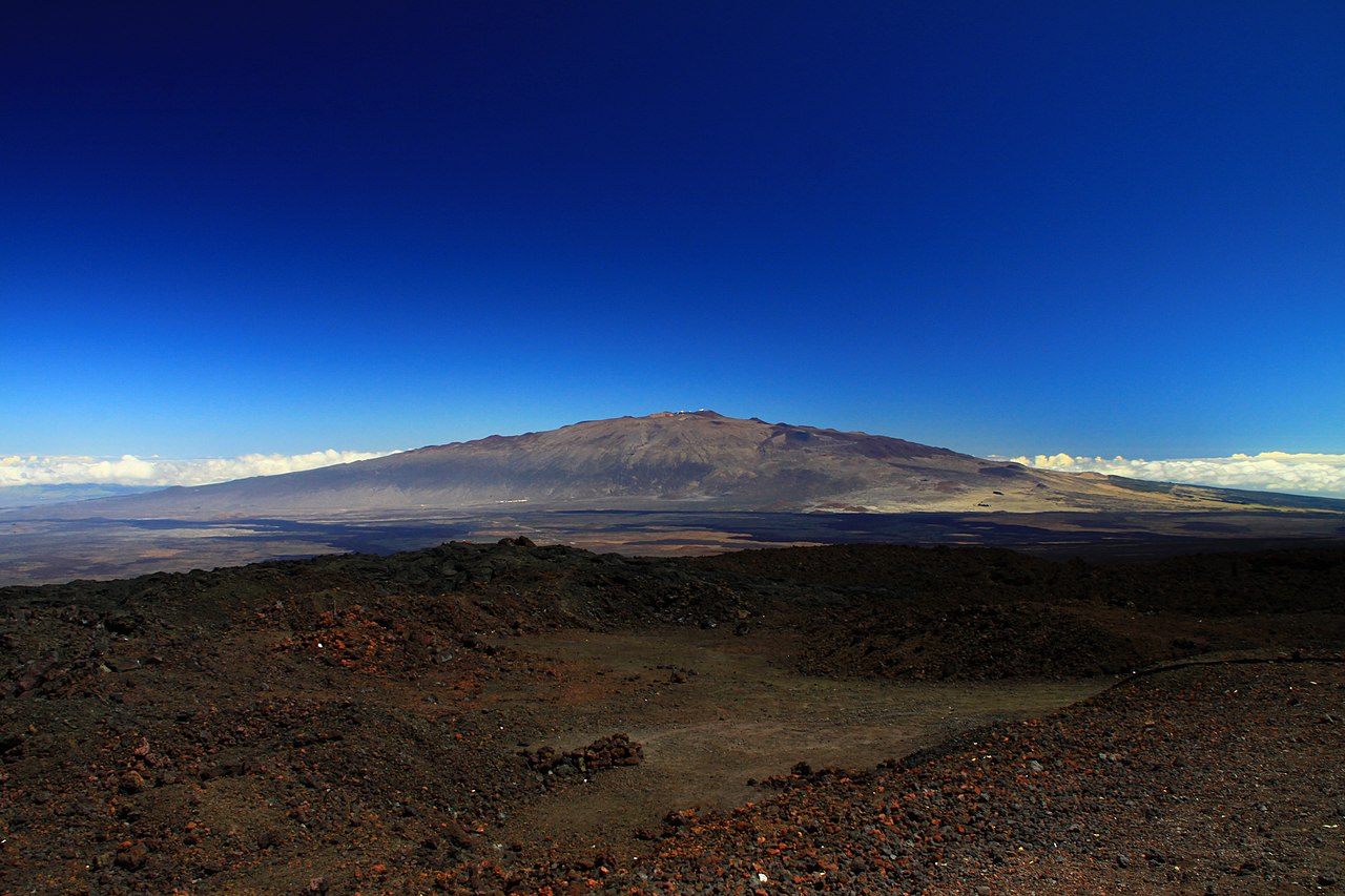 Le Mauna Kea, énorme volcan en forme de bouclier, culmine au-dessus de 4 000 mètres (4 207 m). Lorsque Douglas en fit l’ascension, il parcouru des kilomètres dans une neige profonde. Et c’est sur ses flancs qu’il trouva la mort en 1834.
