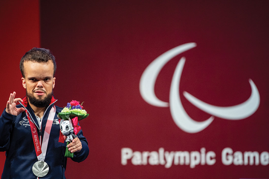 Novice aussi aux Jeux malgré ses 30 ans, Axel Bourlon est lui devenu vice-champion paralympique d'haltérophilie en poussant une barre de 165 kg en développé couché dans la catégorie des -54 kg. Philip FONG / AFP