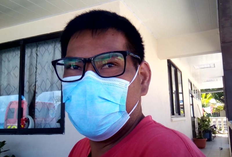 Rouru Tepa, un habitant de Hao venu se faire vacciner.