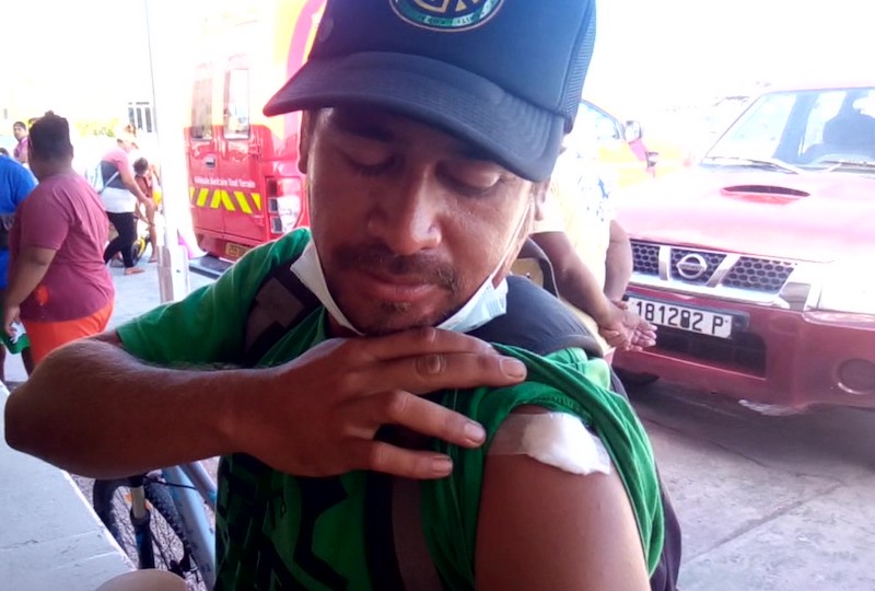 Un habitant de Hao, fraîchement vacciné et content de l'être.