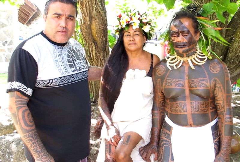 Une formation professionnelle d'artiste tatoueur démarrera fin septembre à Nuku Hiva. Le tatoueur Teiki Huukena (à gauche) est l'un des formateurs.