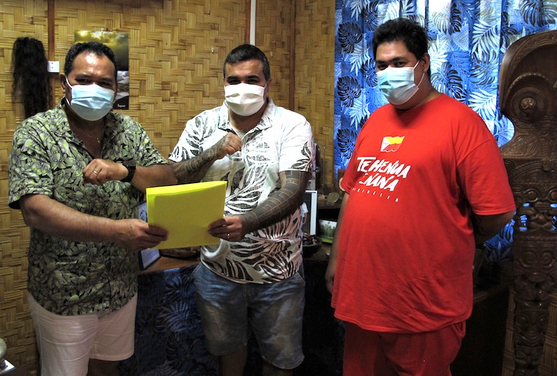 En début de semaine, Teiki Huukena et Makiehitu Tamarii ont signé une convention relative au prêt de locaux avec le maire de Nuku Hiva, Benoit Kautai.