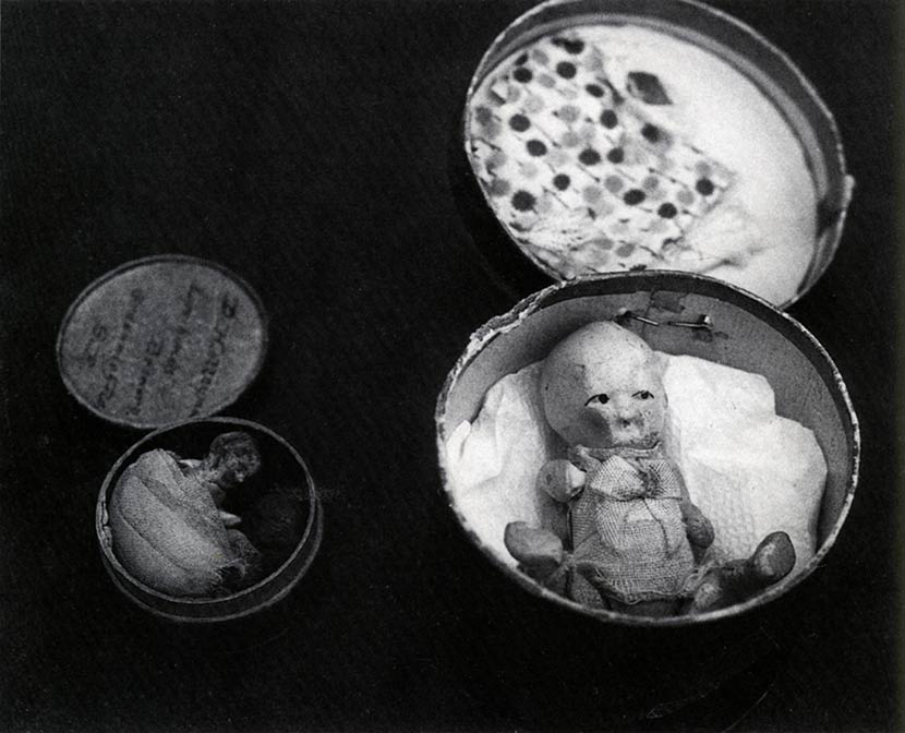 Un des enfants tués par Minnie Dean ayant été transporté dans un carton à chapeau, lors de son procès, un commerce hideux se fit à Invercargill, des individus ayant mis en vente des cartons à chapeaux avec une poupée figurant un bébé mort...