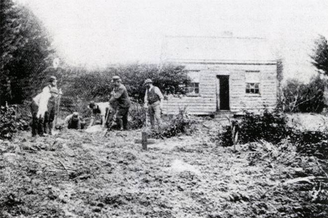 Cette vieille photo montre les enquêteurs retournant le jardin de Minnie Dean, dans lequel ils trouvèrent trois corps d’enfants très jeunes.