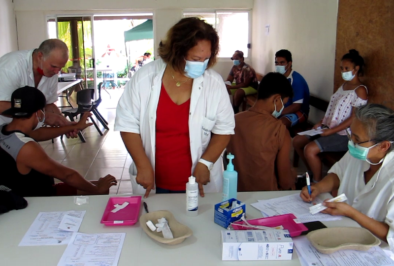 À Nuku Hiva, tous les jeudis un vaccinodrome est ouvert dans les vallées de Taipivai et de Hatiheu, puis tous les vendredis à l’hôpital de Taiohae.