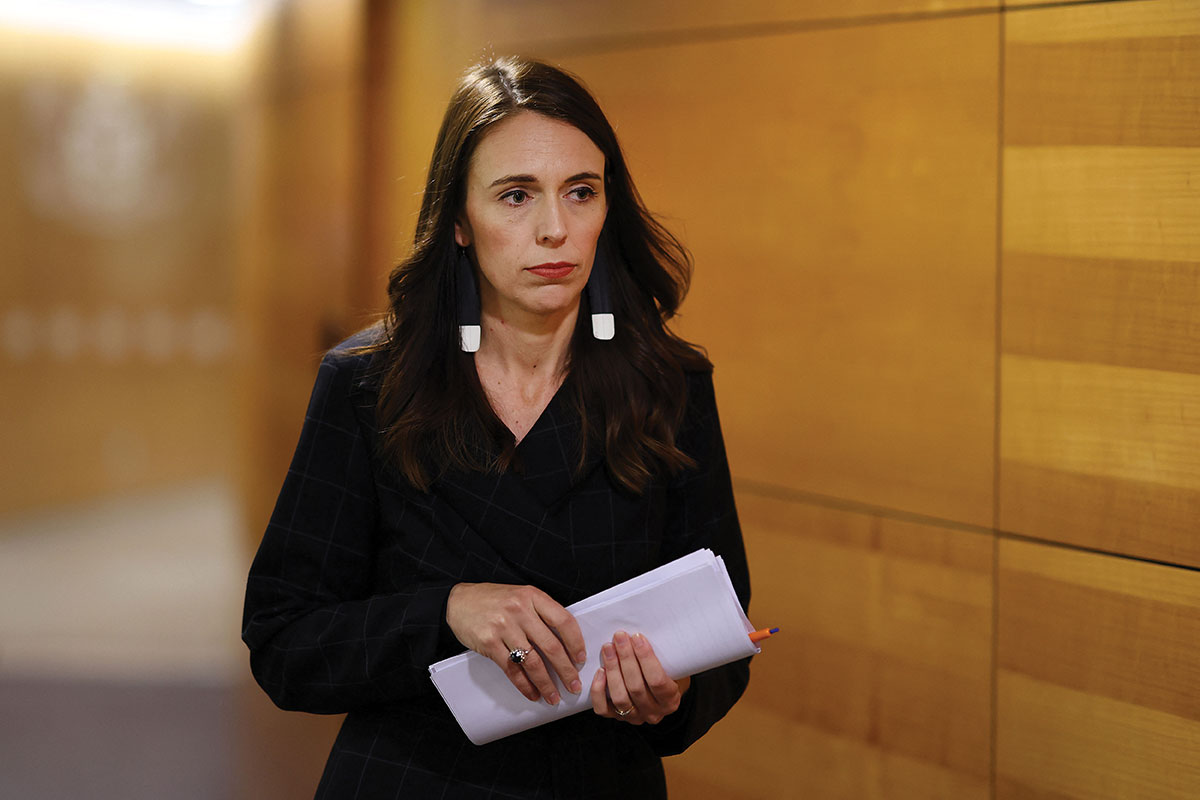 La Première ministre néo-zélandaise Jacinda Ardern s'est dit "dévastée" par le fait que cet homme ait pu commettre cette attaque "détestable" alors qu'il était placé sur la liste anti-terroriste. Marty MELVILLE / AFP